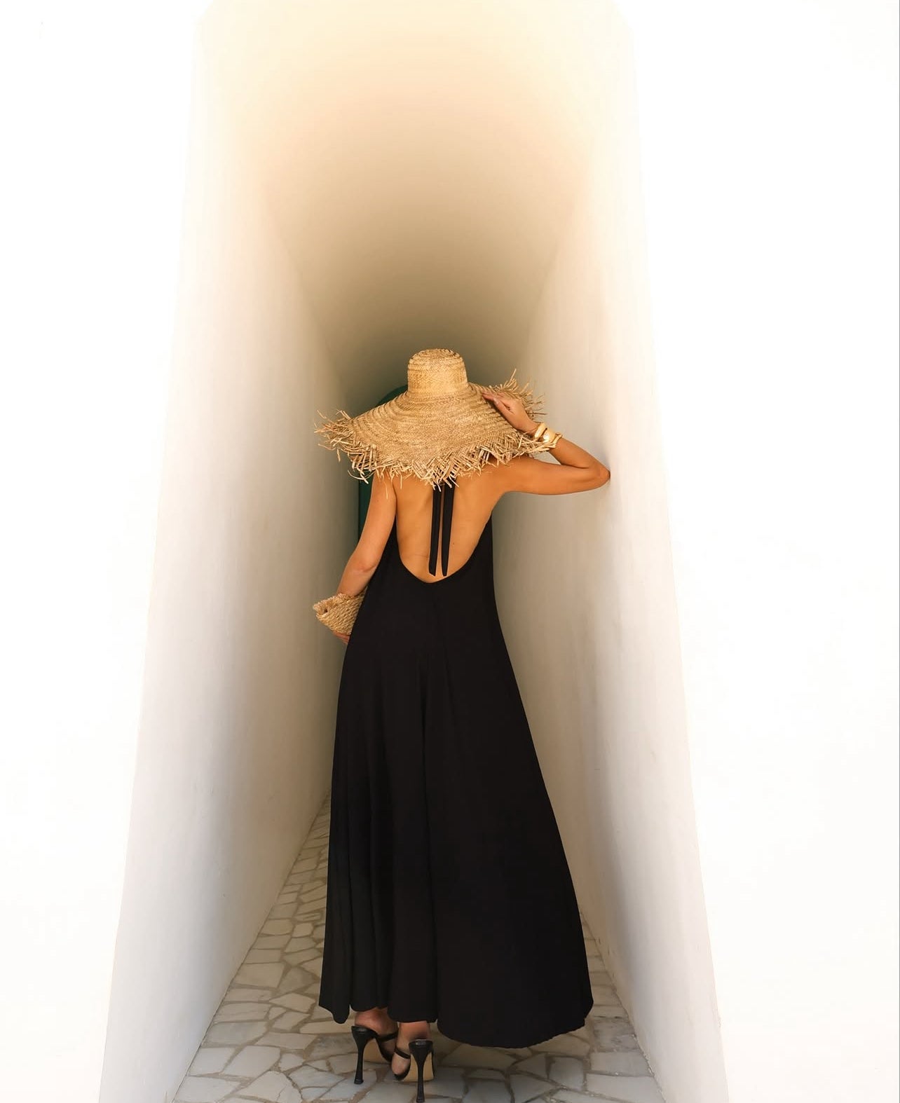 Vestido Preto Decote nas Costas
